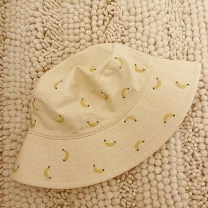 Banana bucket hat

Beige 

Very cute only tried